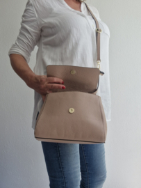 Nudekleurige leren cross body tas.