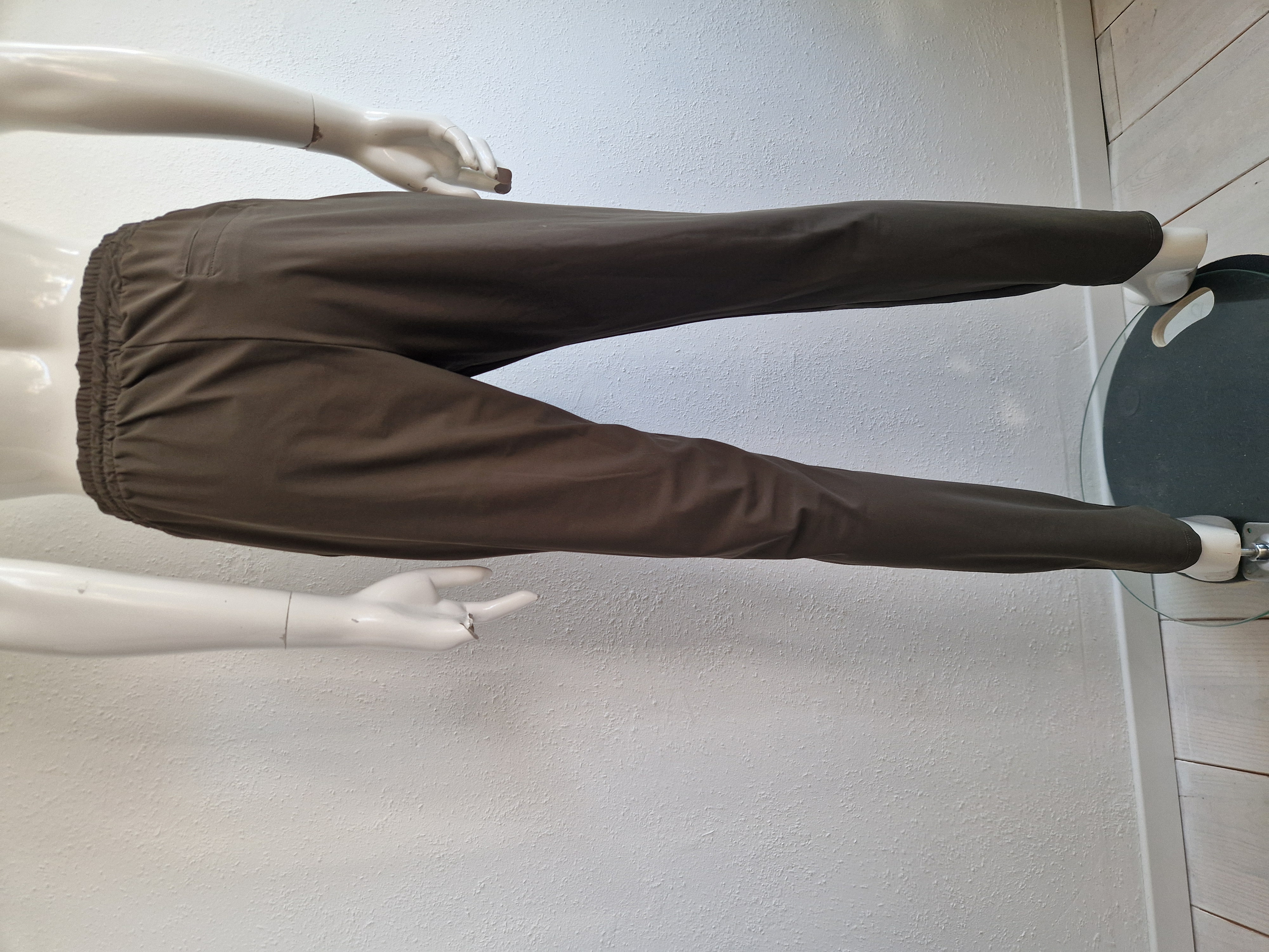 En Vogue pantalon. Maat S. Olijfgroen/travelstof.
