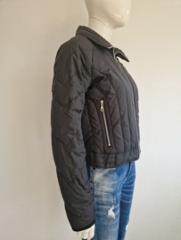 Benetton jack. Maat M. Zwart.