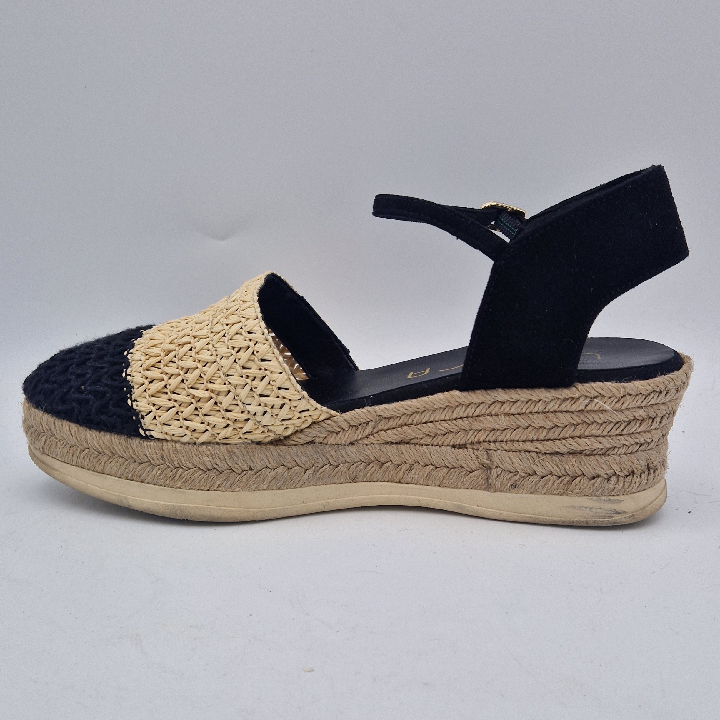 Unisa sandalen met sleehak. Maat 40. Zwart/beige.