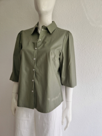 And Co Woman blouse Hellen. Maat L. Olijfgroen/vegan leer.