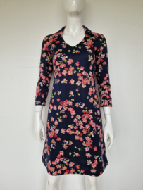 Le Pep jurk. Mt. 38. Donkerblauw/ roze bloemenprint.