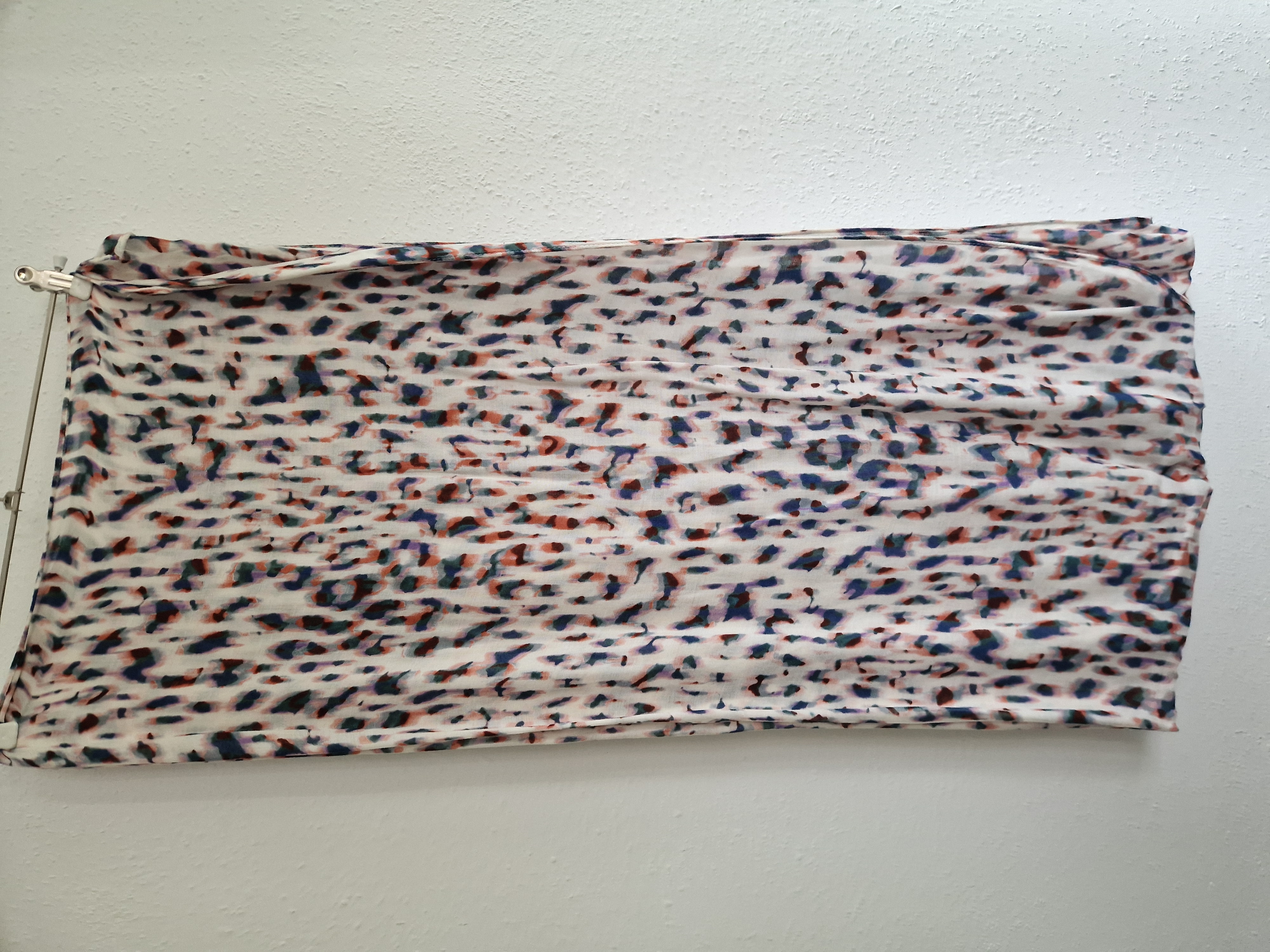 Sandwich shawl. All over print.