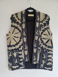 By Staer vest Isolde. Maat M. Antraciet/beige/ Suzani
