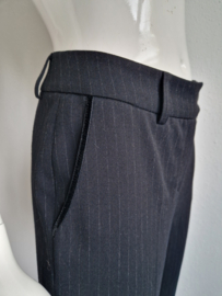 Limited Edition krijtstreep pantalon. Maat 40. Offblack/grijs.