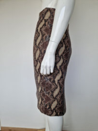 Ana Alcazar rok. Maat 40. Snakeprint.