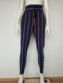 Studio Anneloes travelstof pantalon. Maat M. Donkerblauw/streep.