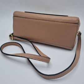 Nudekleurige leren cross body tas.