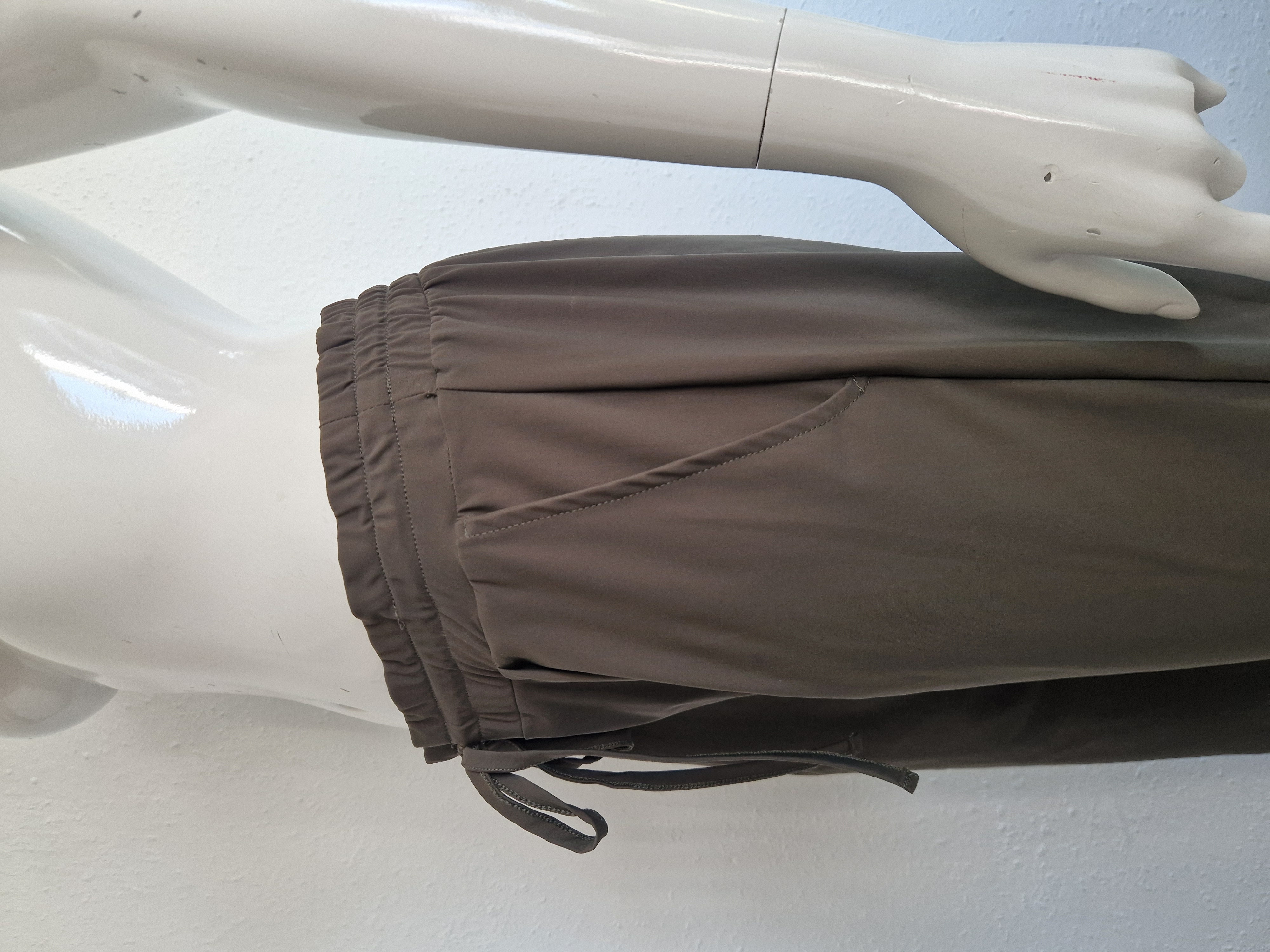 En Vogue pantalon. Maat S. Olijfgroen/travelstof.