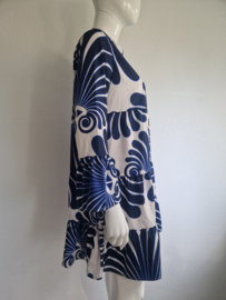 Cremekleurige jurk met blauwe print. Maat XL.