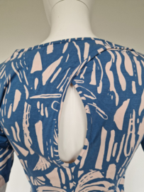 Juffrouw Jansen top Magda. Maat M. Blauw.