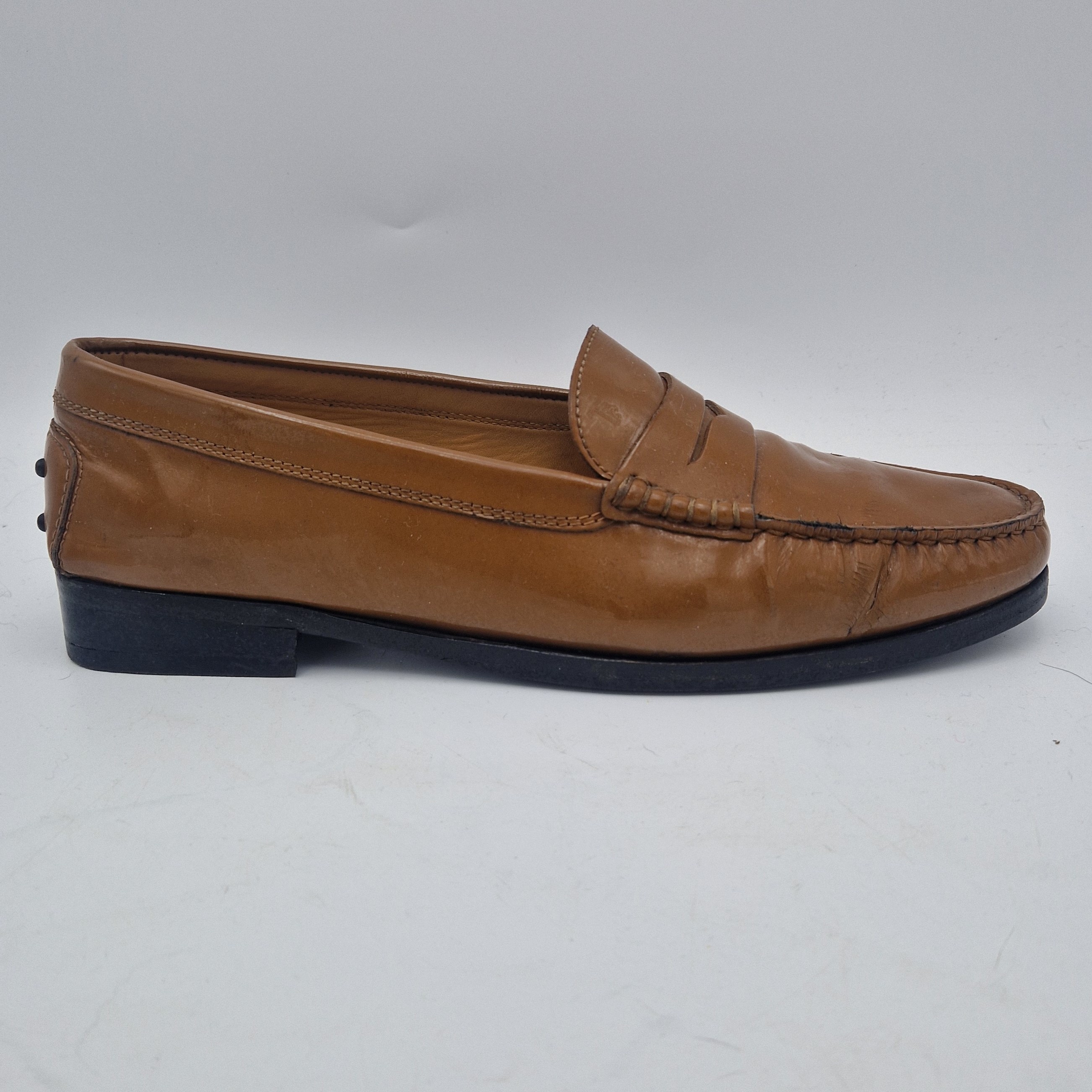 Tod's loafers. Maat 12, Karamel/lakleer.