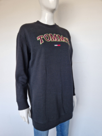 Tommy Jeans lange sweater. Mt. M. Zwart