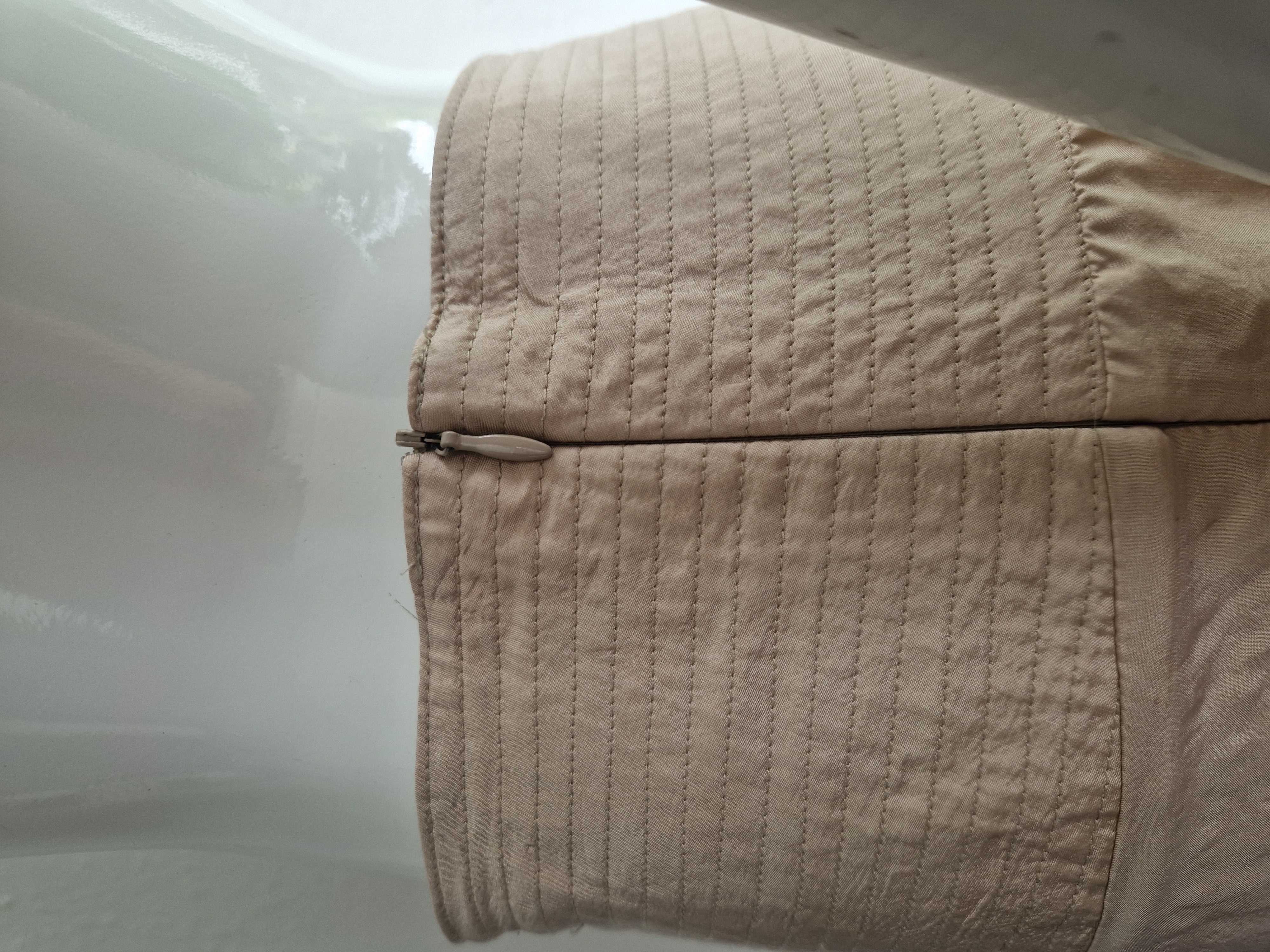 Beige zijden dubbellaagse rok. Maat 40.