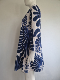 Cremekleurige jurk met blauwe print. Maat XL.