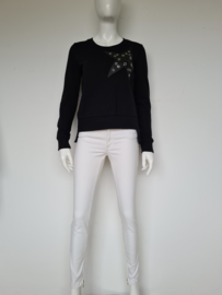 Jane Lushka sweater. Mt. M. Zwart/ster.