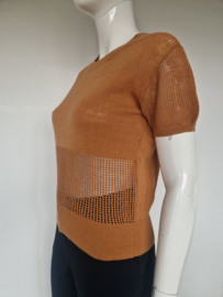 Closed opengewerkte knit top. Maat XS. Camel.