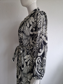 Juffrouw Jansen midi jurk. Maat L. Zwart/offwhite/print.