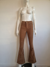 Lois Ravel high rise flared pantalon. Maat S. Cognac.