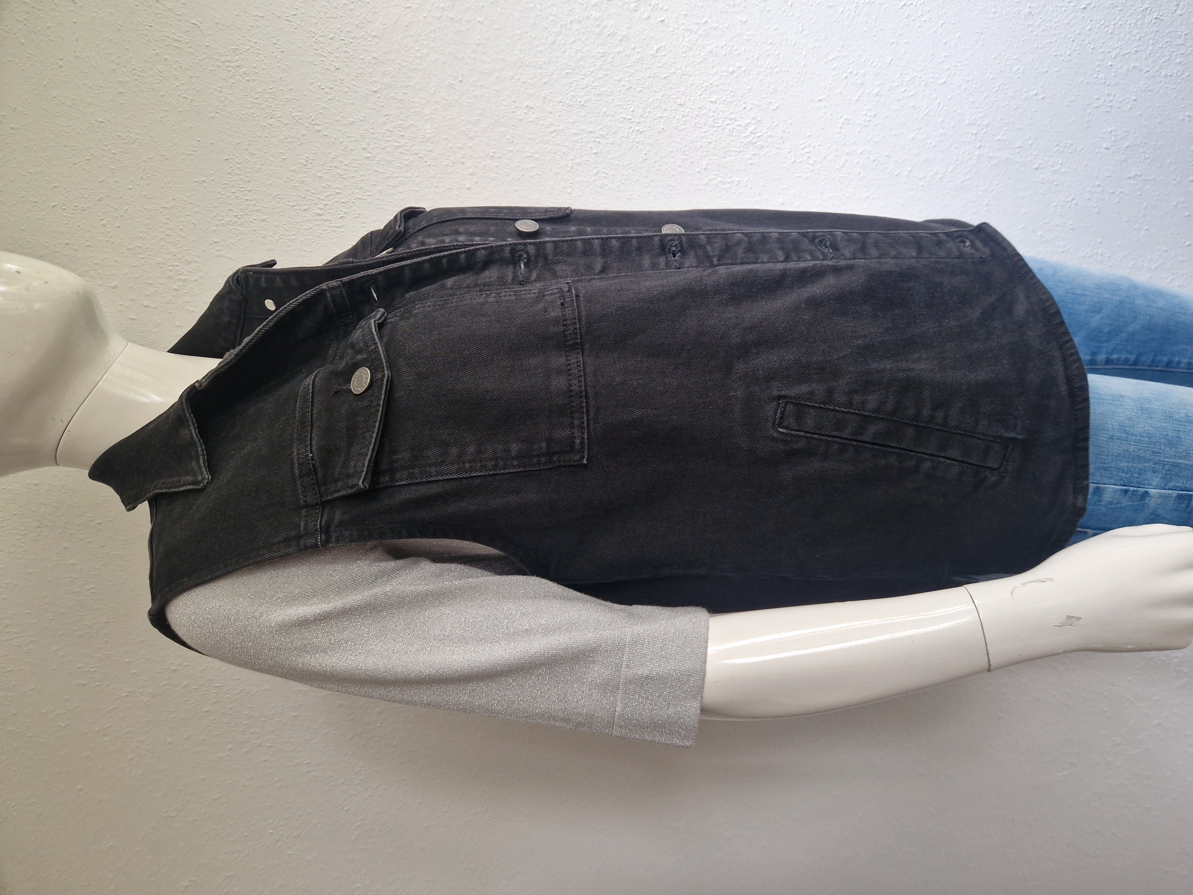 Modström gilet Nour. Maat S. Zwart/denim.