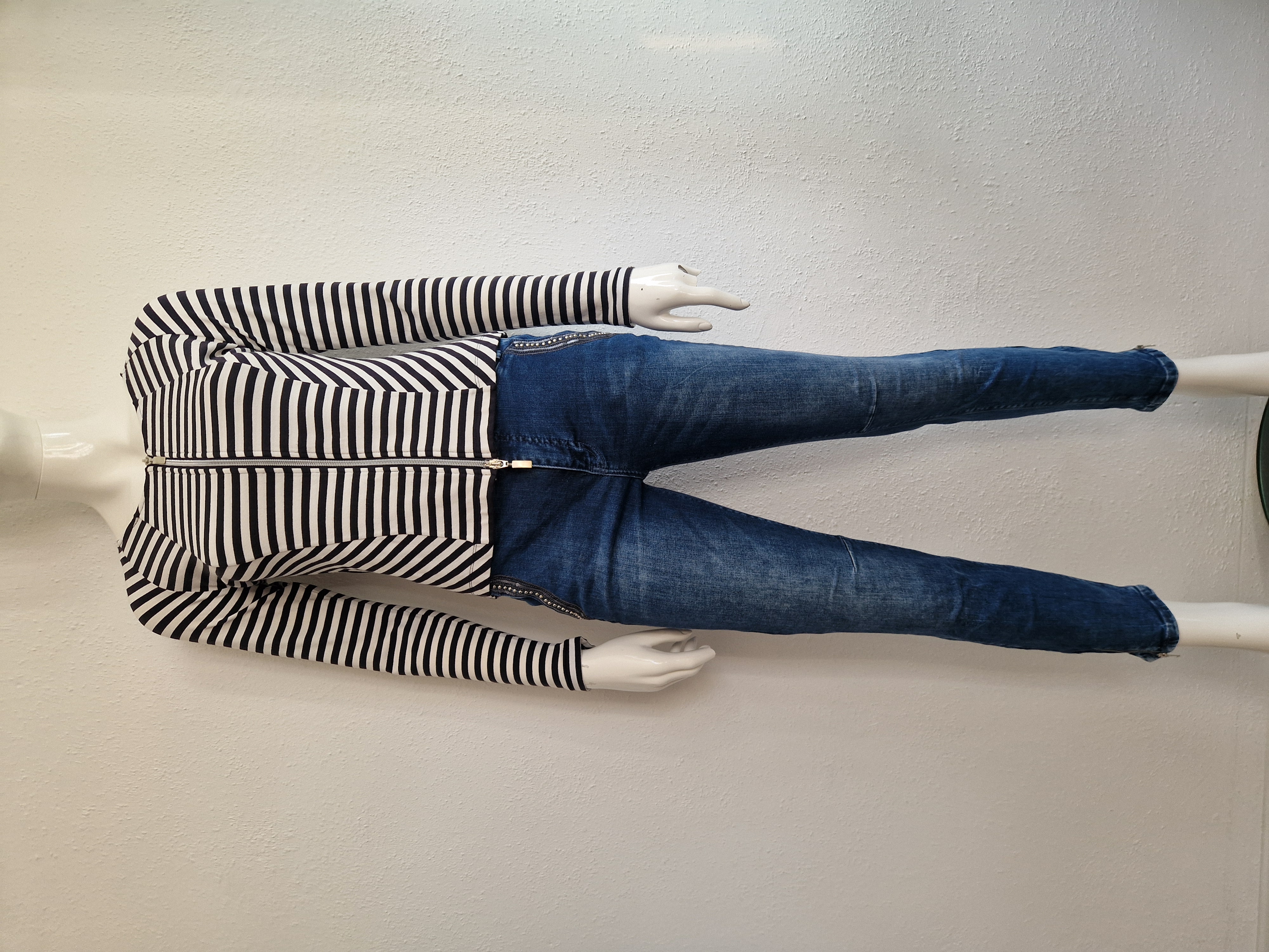 Juffrouw Jansen vest. Maat 36, Zwart/wit gestreept.