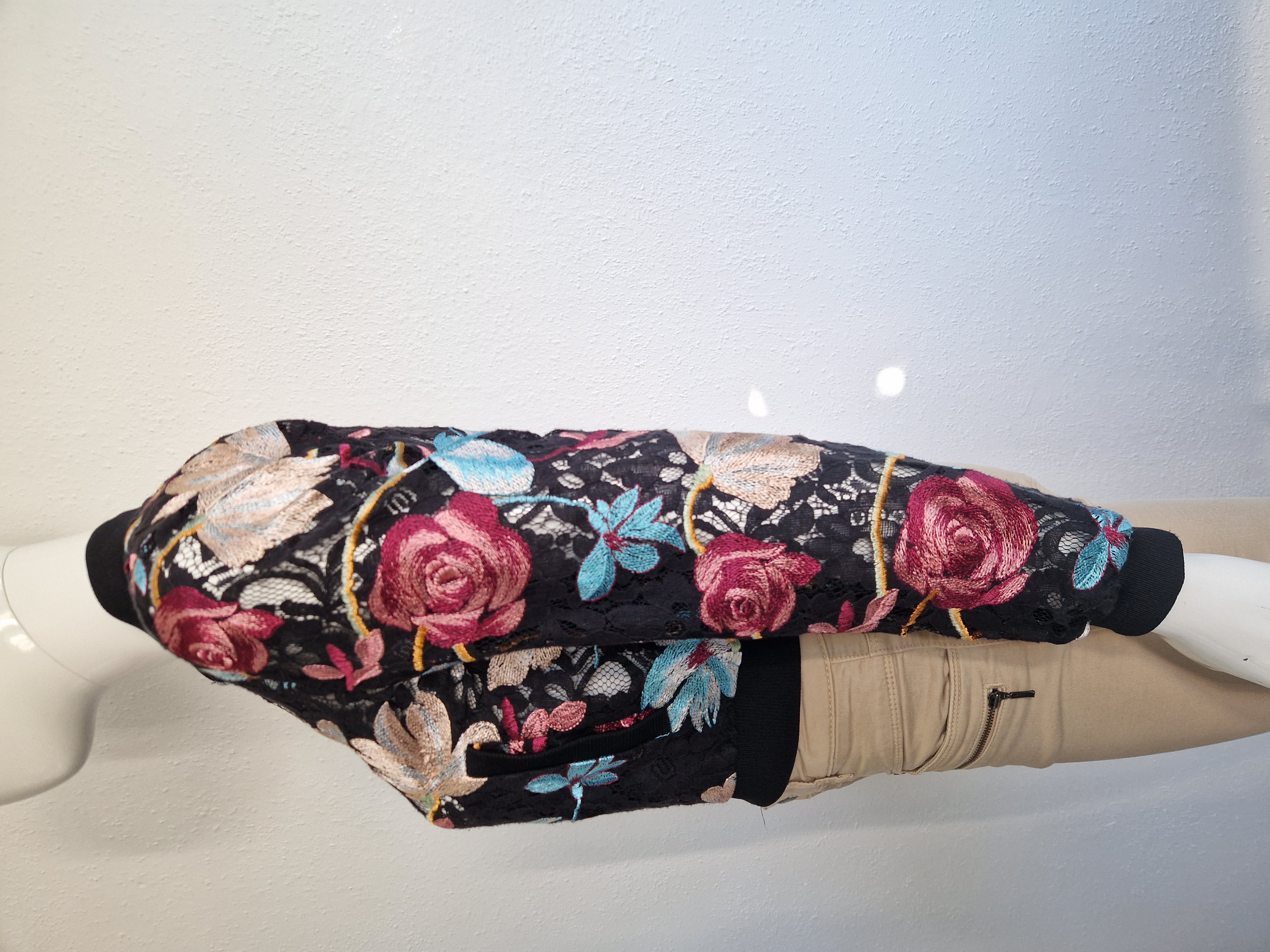 Benetton bomber jasje. Maat S. Zwart/kant/bloemen