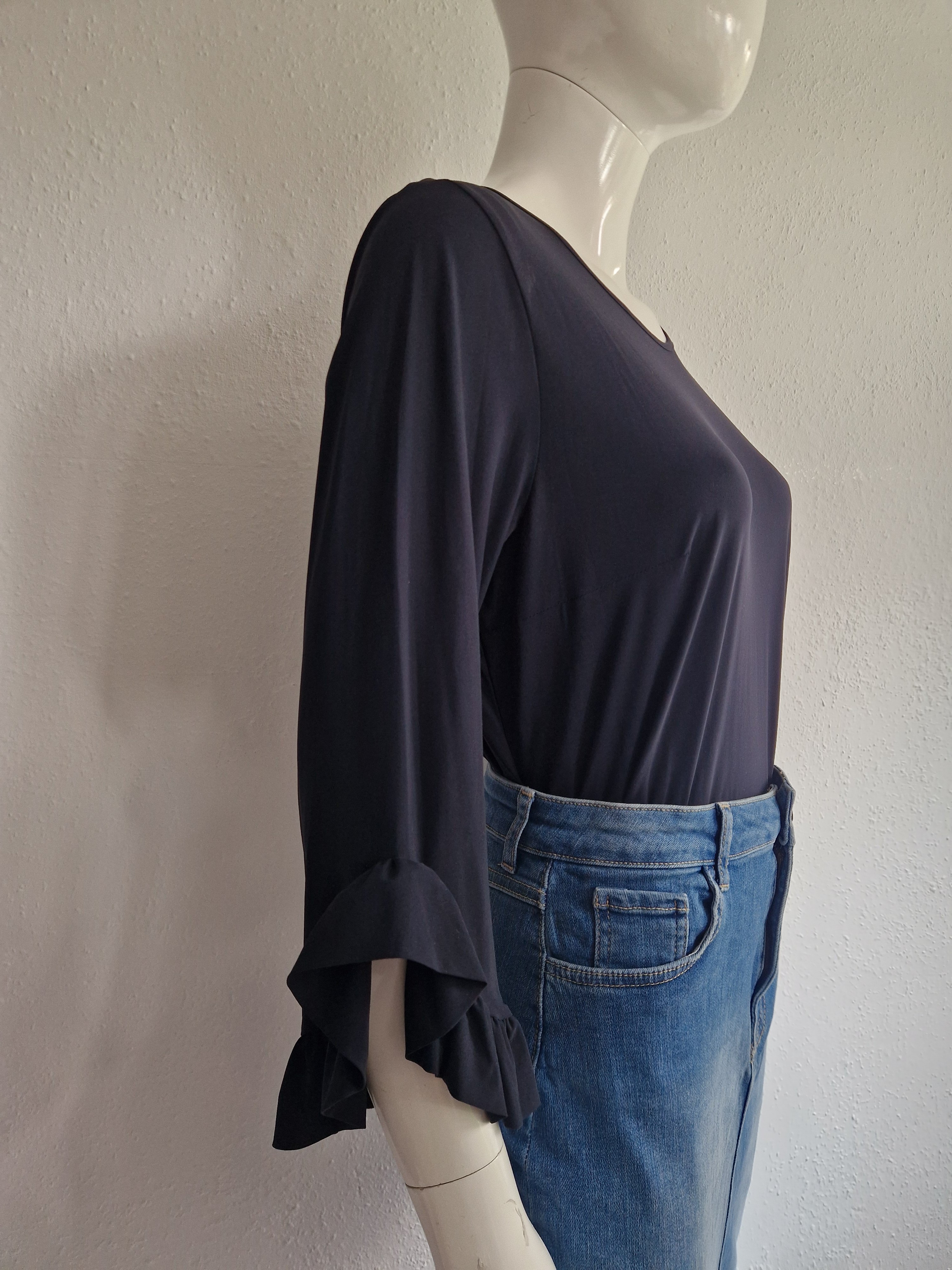 Studio Anneloes top met roezels. Maat L.Off black.