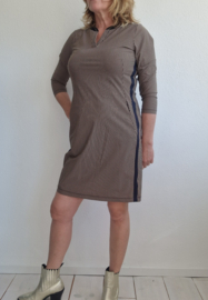 Sandwich jurk met V-hals. Maat M. Beige/blauw gestreept.