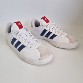 Adidas sneakers met donkerblauwe 3-Stripes. Maat 41