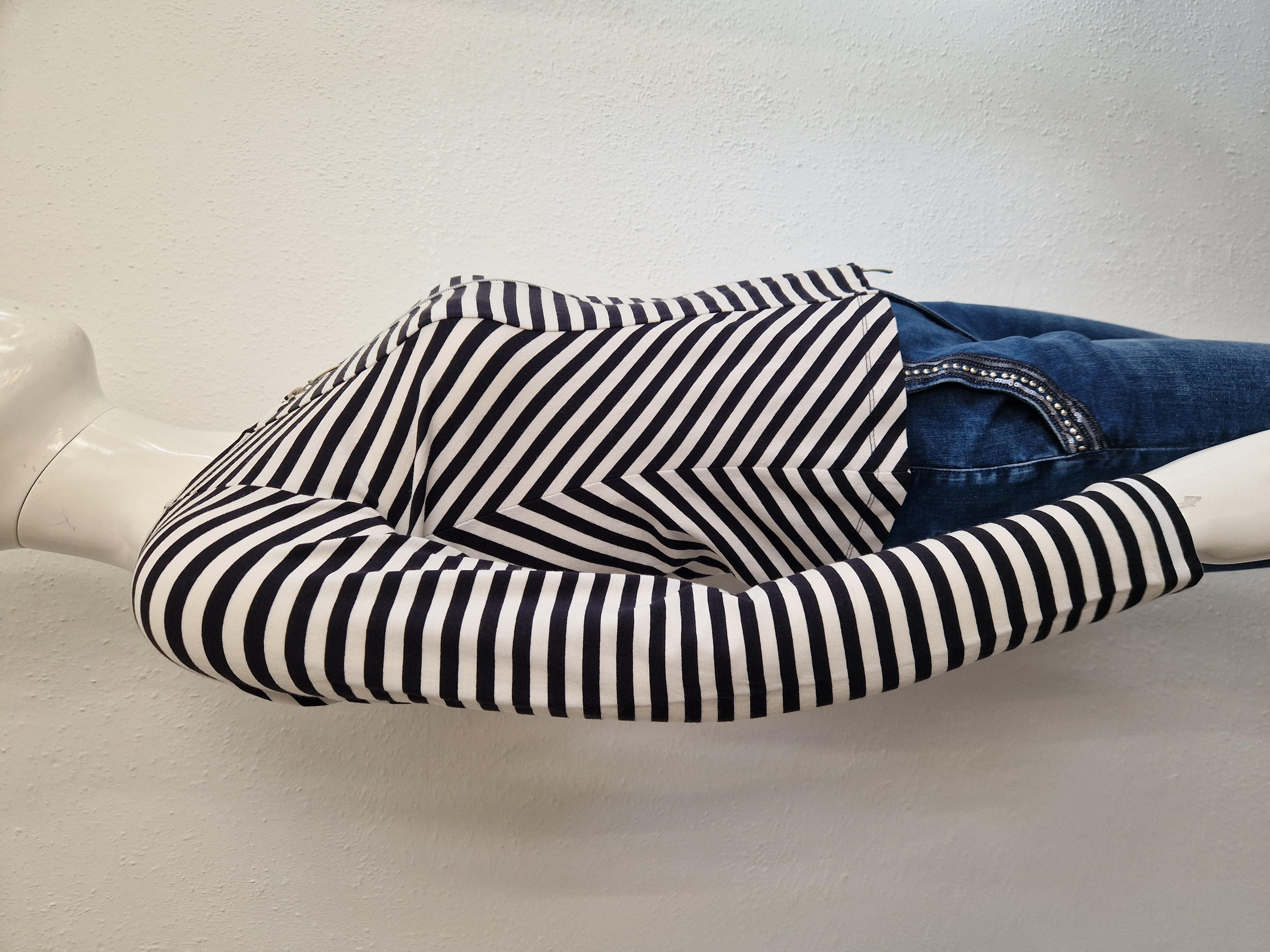 Juffrouw Jansen vest. Maat 36, Zwart/wit gestreept.