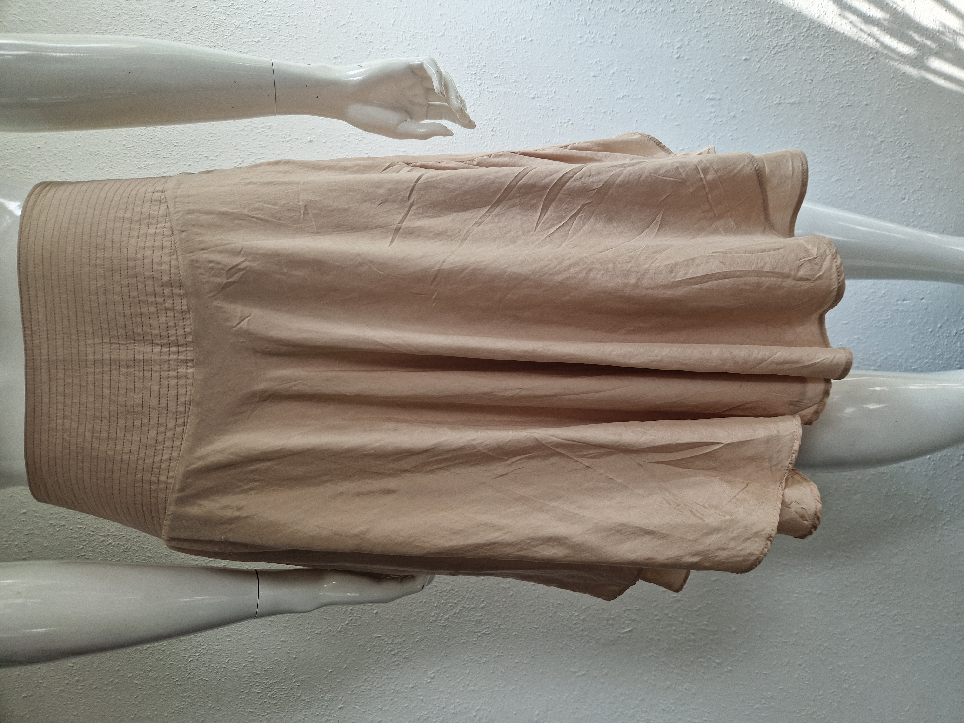 Beige zijden dubbellaagse rok. Maat 40.
