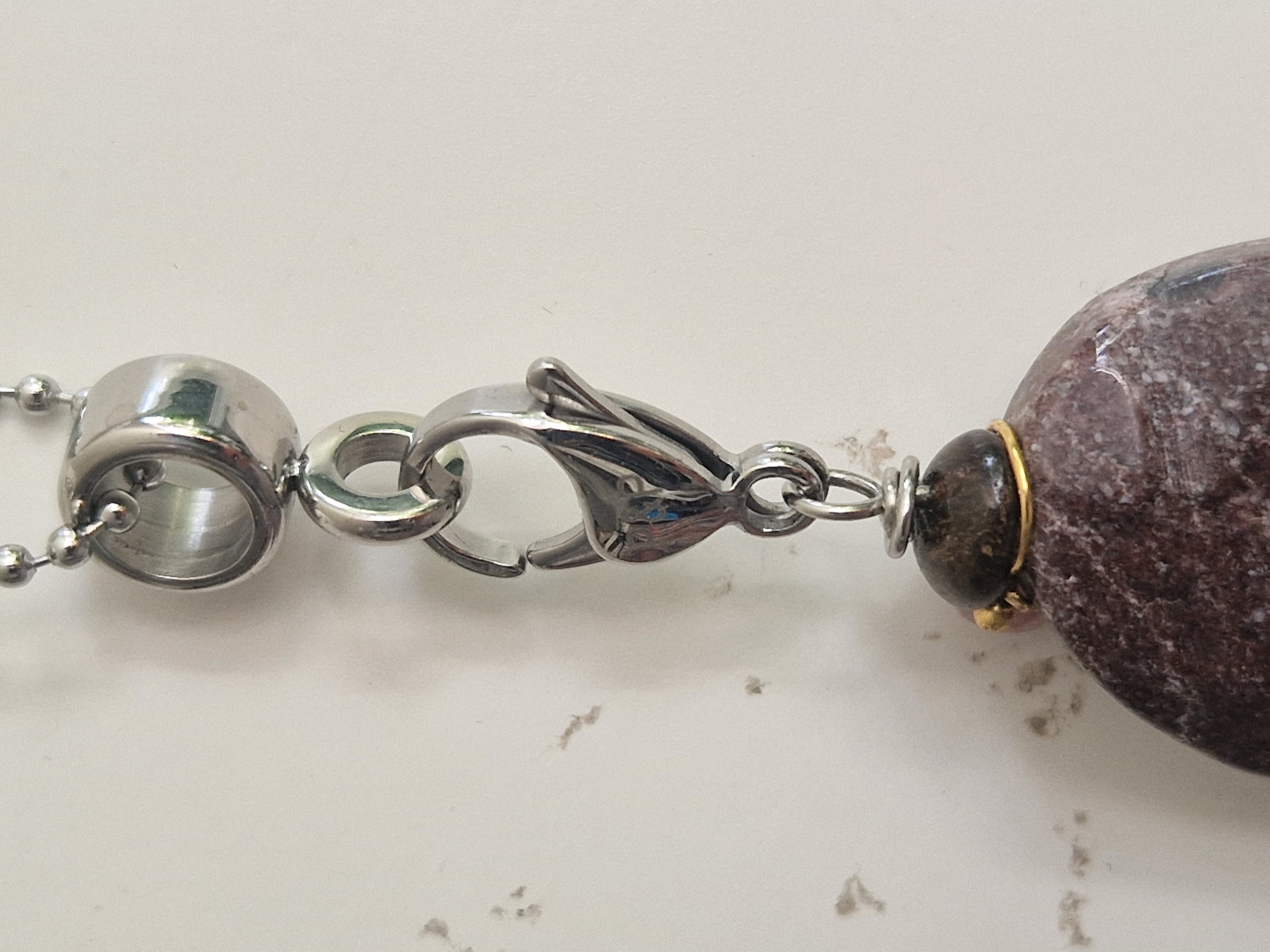 Pimps & Pearls ketting. Bruintinten. Metalen koord.
