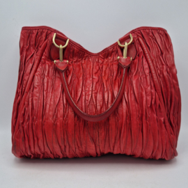 Bally schoudertas Caryne. Rood/gerimpeld leer.