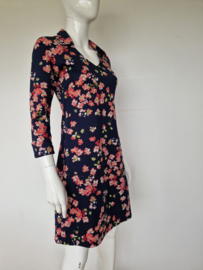 Le Pep jurk. Mt. 38. Donkerblauw/ roze bloemenprint.