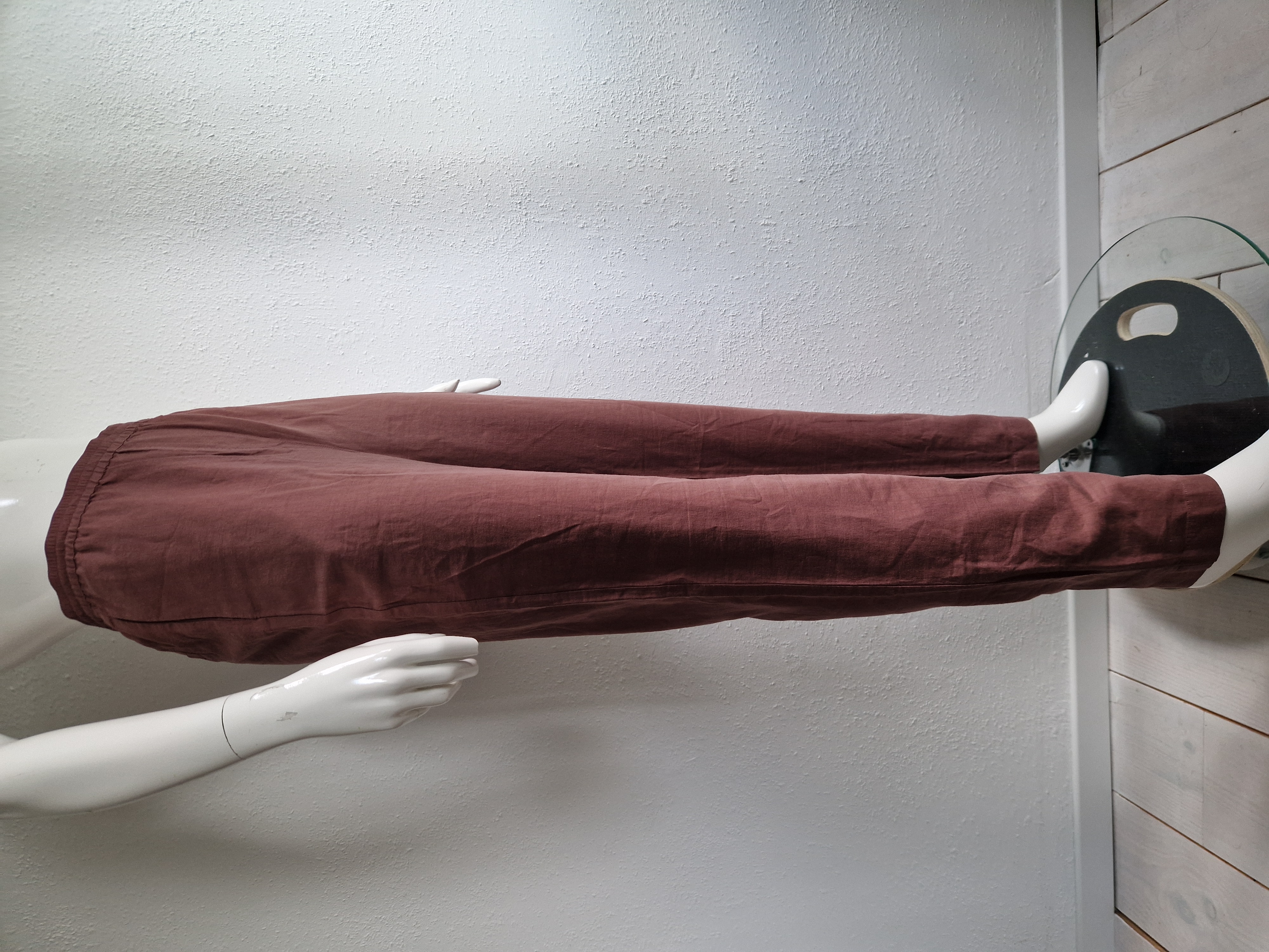 Humanoid jogger Vada. Maat M. Rosewood.