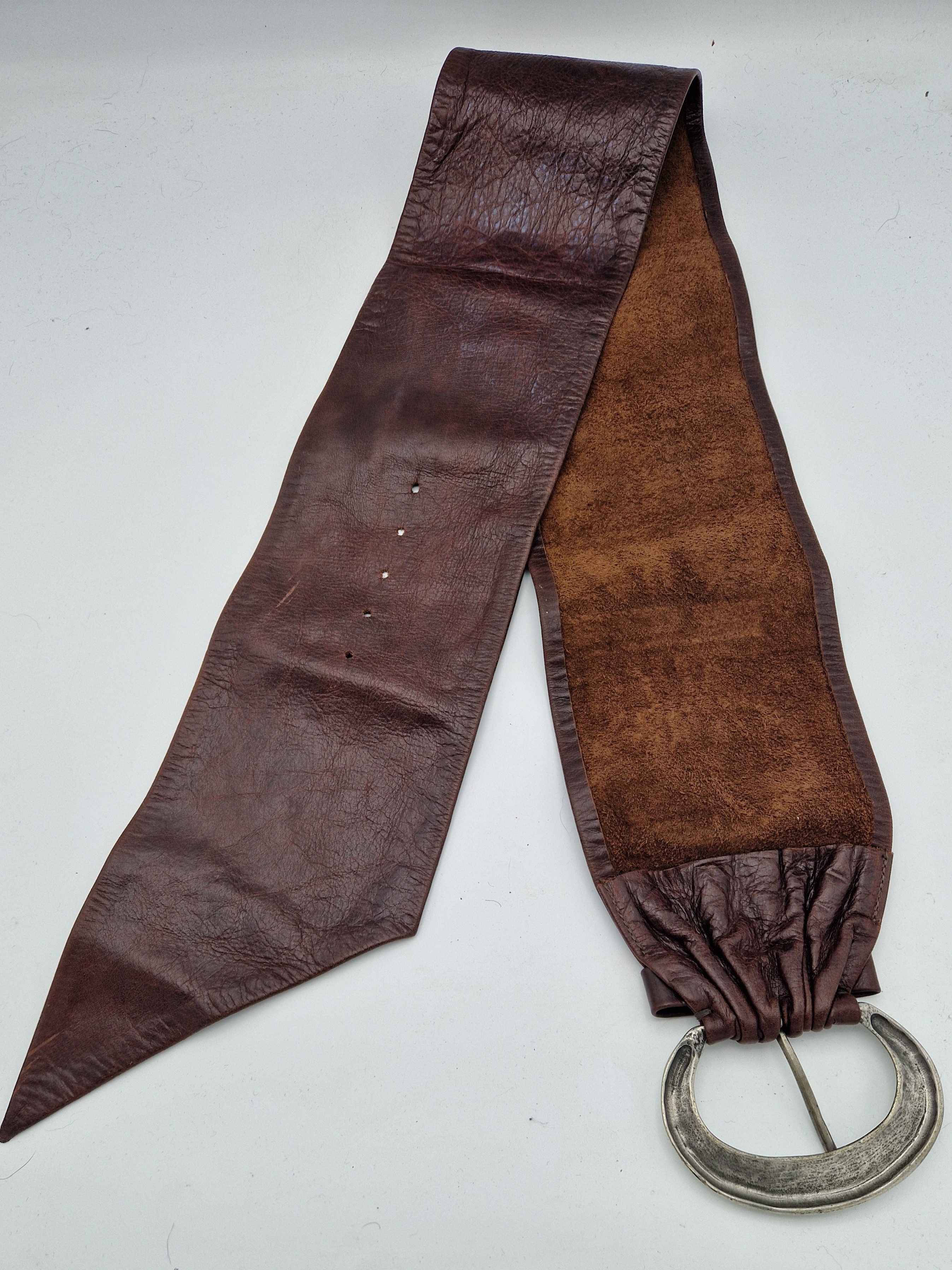 Brede bruin leren tailleriem met zilverkleurige belt.
