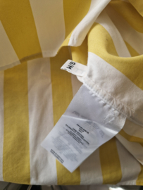 Closed blouse. Maat S/M. Geel/wit gestreept.