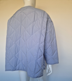 Edited gewatteerde tussenjas. Maat 44/46. Lichtblauw.