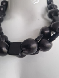 Zwart houten ketting.