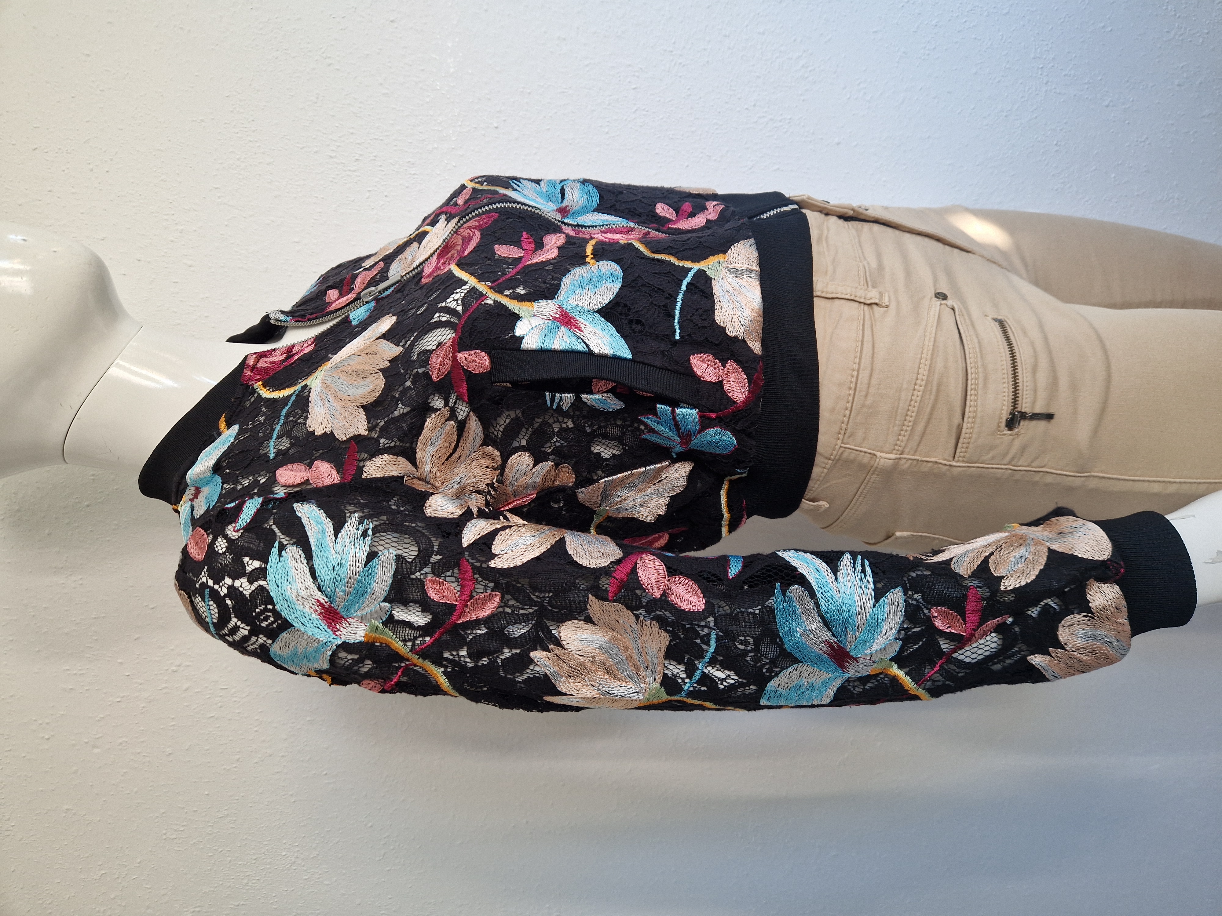 Benetton bomber jasje. Maat S. Zwart/kant/bloemen
