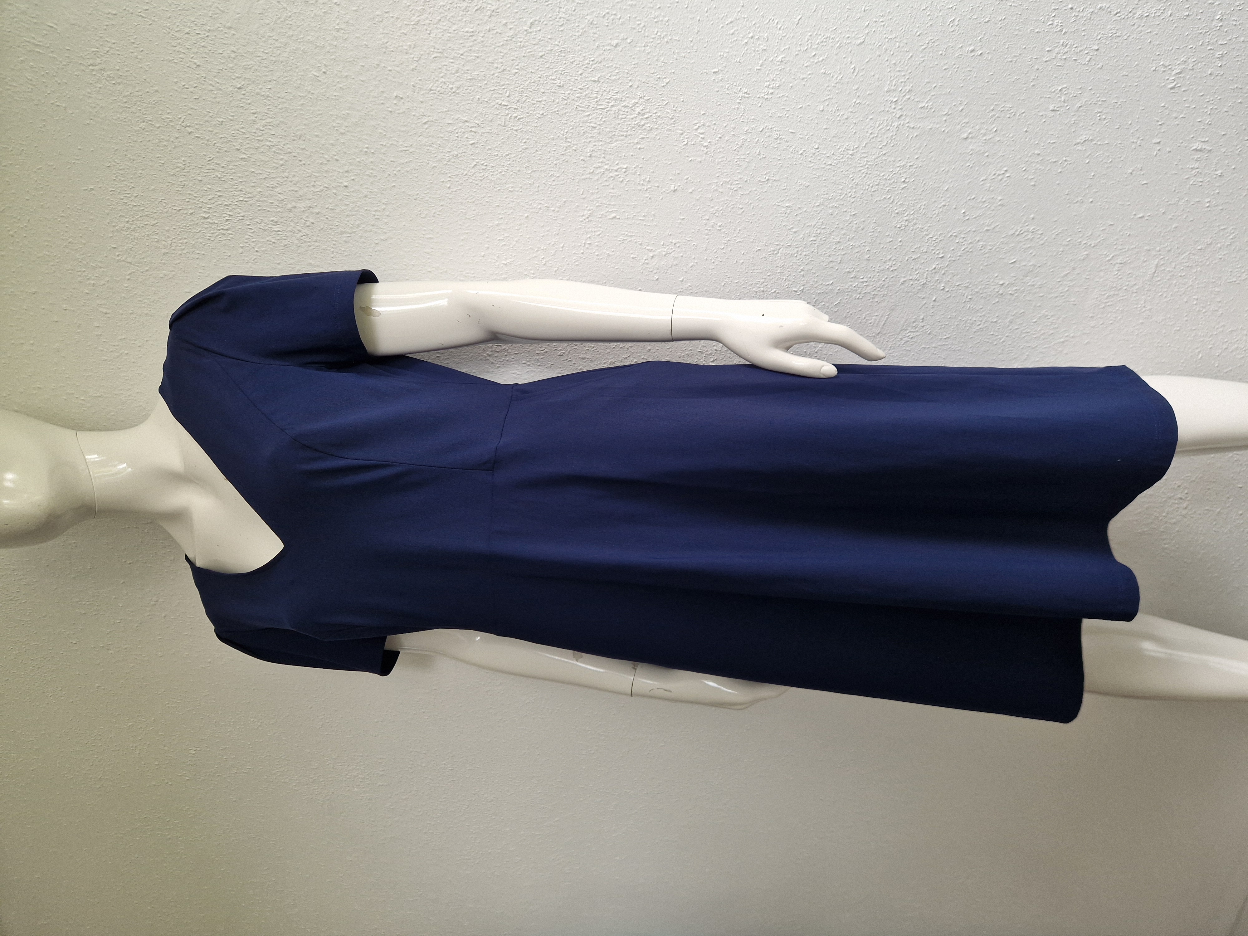 La Dress jurk met V-hals. Maat L. Marineblauw.