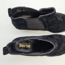 Bertie chelsea boots. Mt. 41. Zwart/suède.