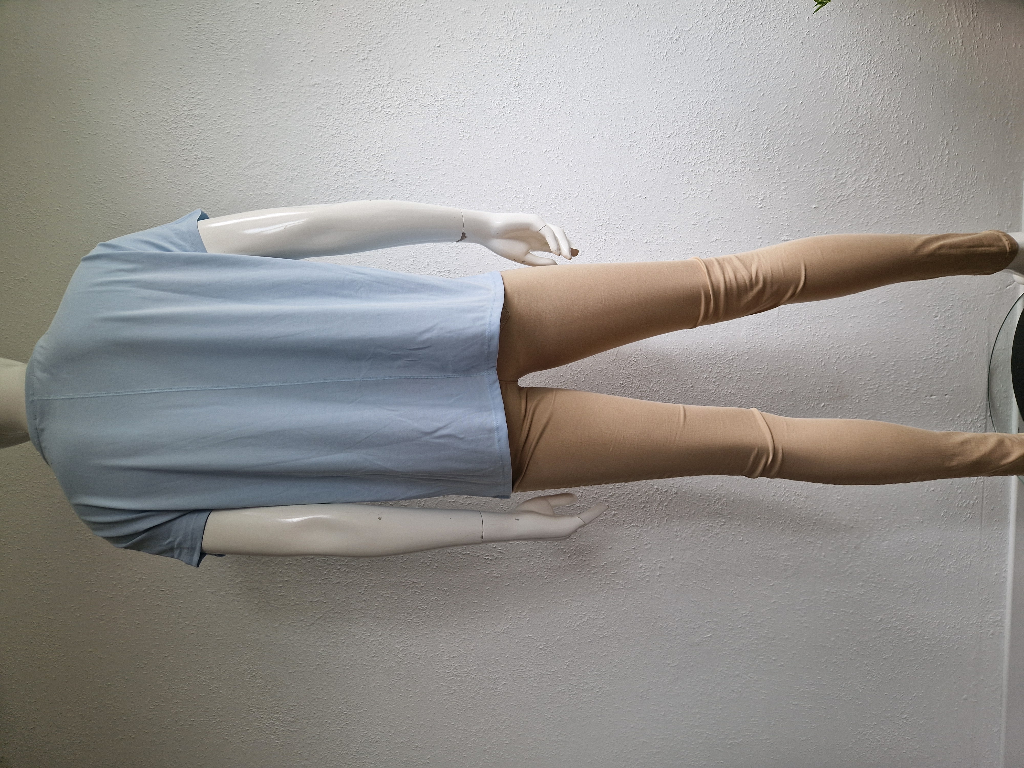 Msch shirt Fenya met V-hals. Maat M/L. Lichtblauw.