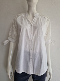 Wit katoenen blouse met kanten mouwtjes. Maat 40,