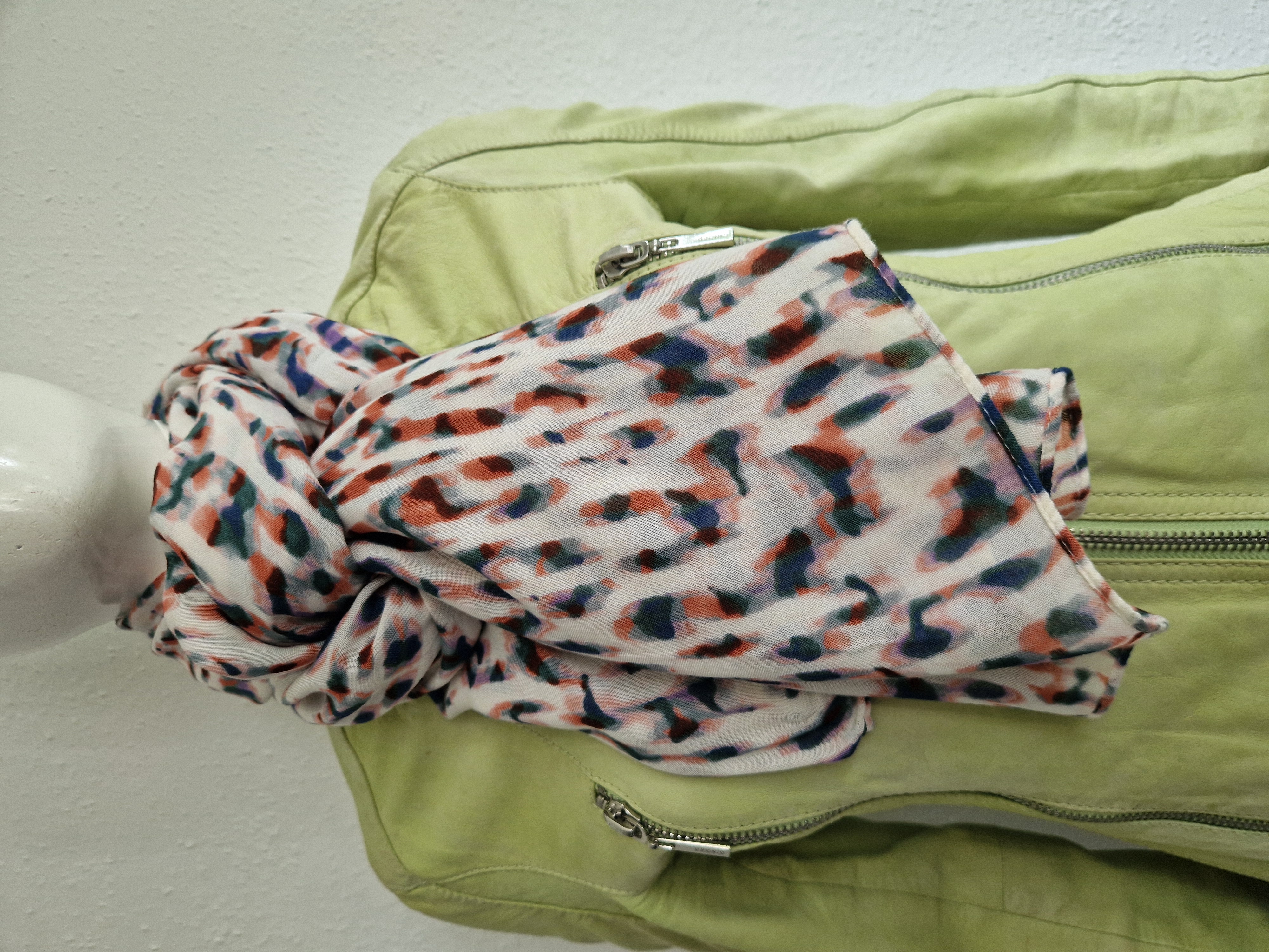 Sandwich shawl. All over print.