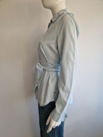 Marc Cain denim blouse met strikceintuur. Maat 3, Lichtblauw.