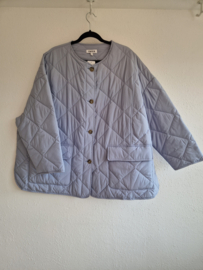 Edited gewatteerde tussenjas. Maat 44/46. Lichtblauw.