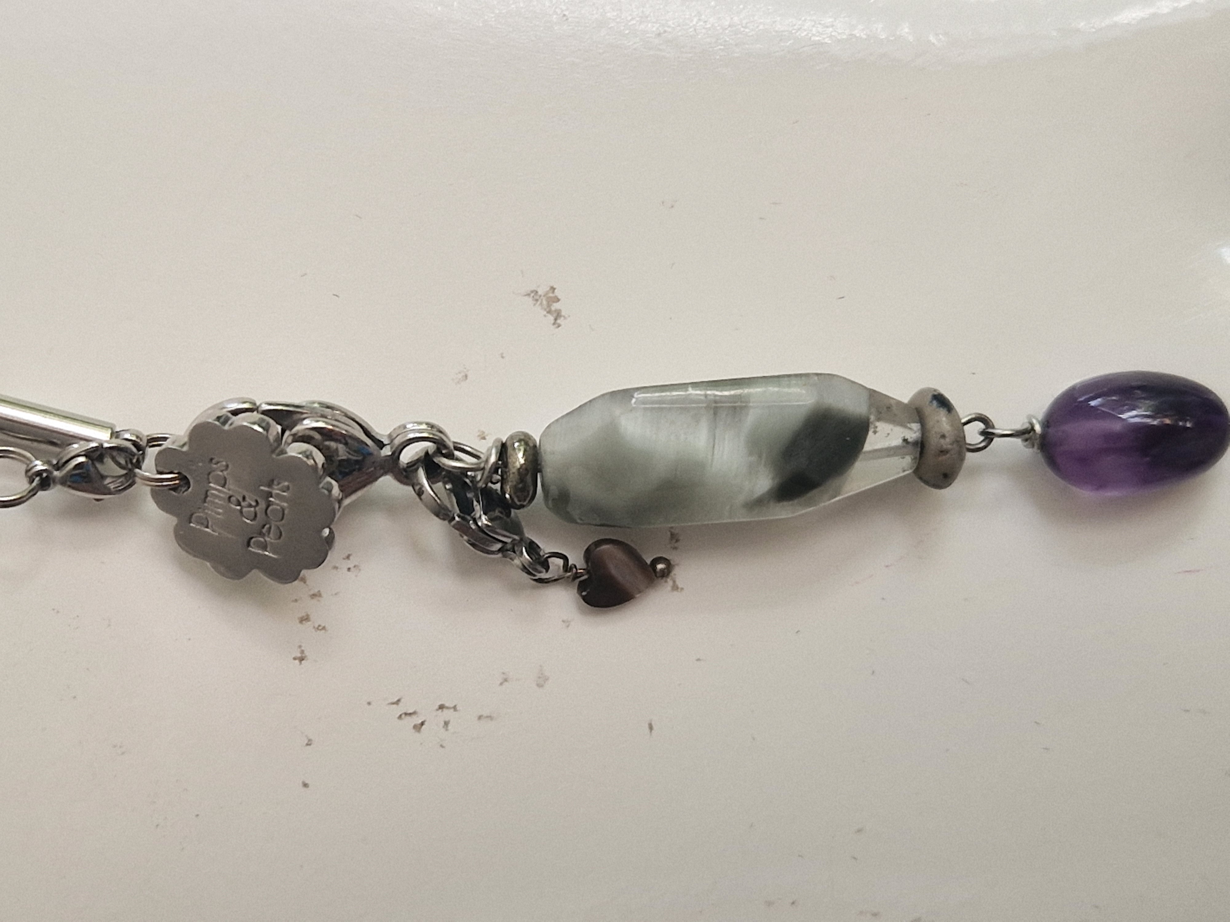 Pimps & Pearls ketting. Grijs/paars. Leren koord
