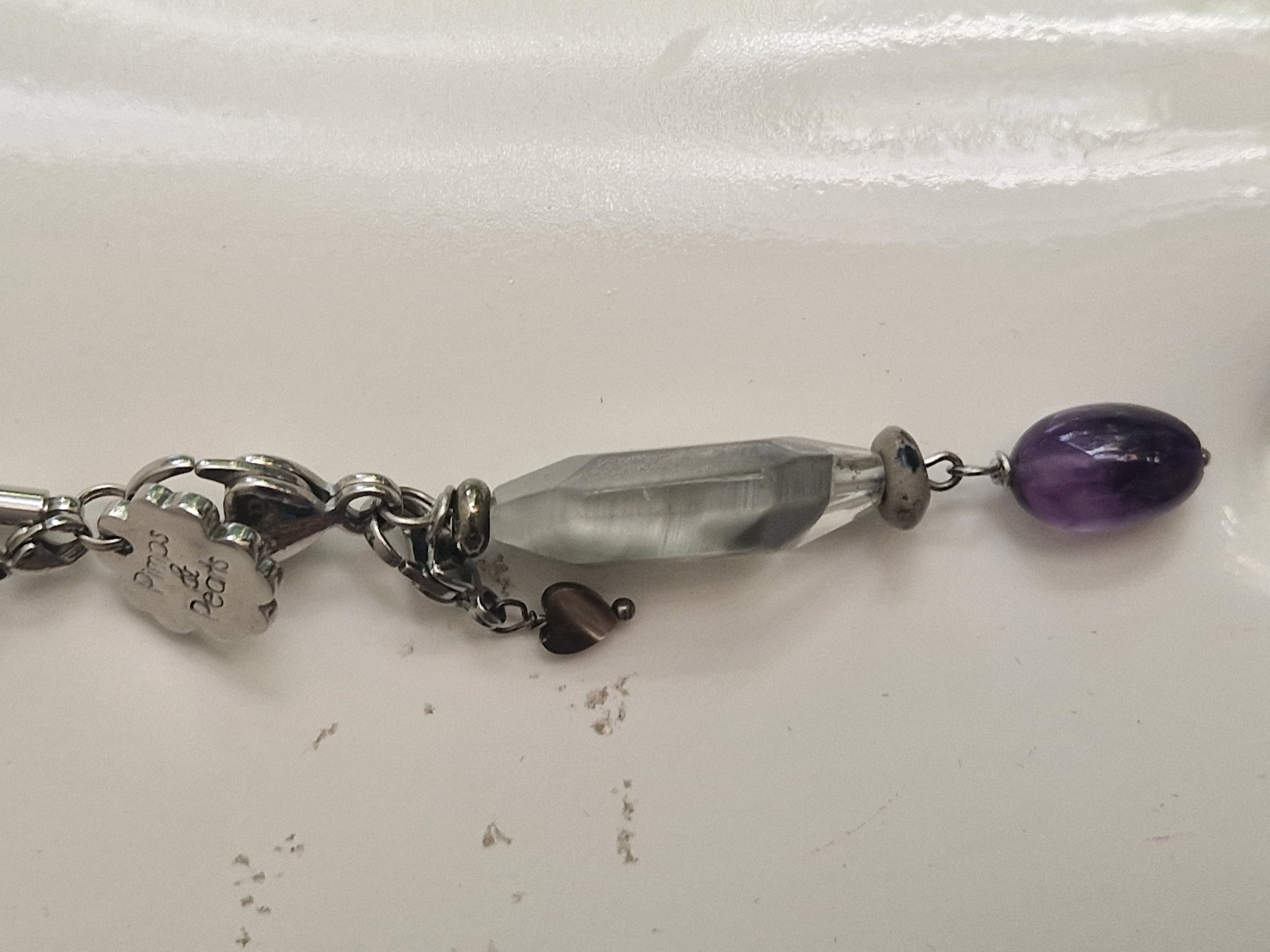 Pimps & Pearls ketting. Grijs/paars. Leren koord