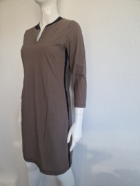Sandwich jurk met V-hals. Maat M. Beige/blauw gestreept.